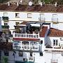 Une partie de la petite rue, vue de notre balcon: architecture typique de la Costa del Sol